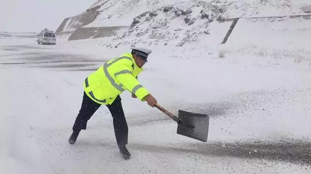 甘南交警全力保障瞻佛节期间道路安全畅通