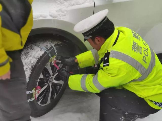 甘南交警全力保障瞻佛节期间道路安全畅通