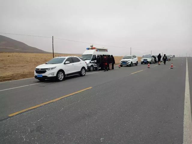 甘南交警全力保障瞻佛节期间道路安全畅通