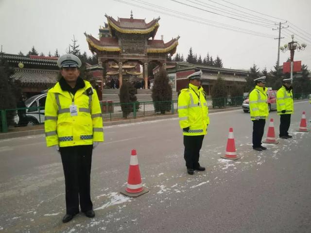 甘南交警全力保障瞻佛节期间道路安全畅通