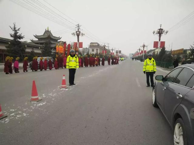甘南交警全力保障瞻佛节期间道路安全畅通
