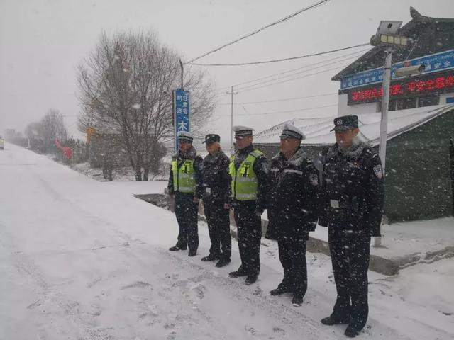 甘南交警全力保障瞻佛节期间道路安全畅通