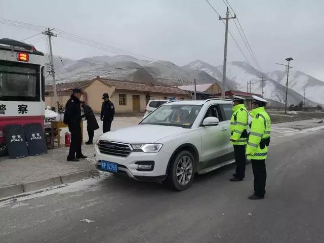 甘南交警全力保障瞻佛节期间道路安全畅通