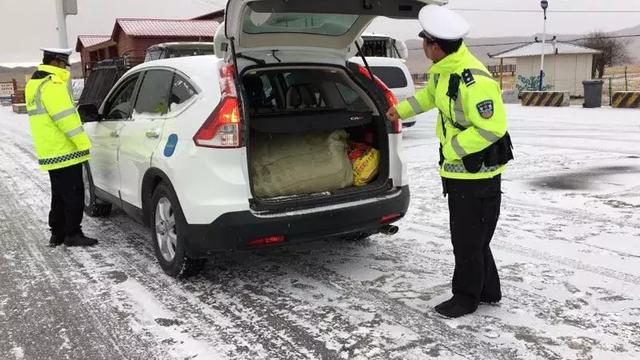 甘南交警全力保障瞻佛节期间道路安全畅通
