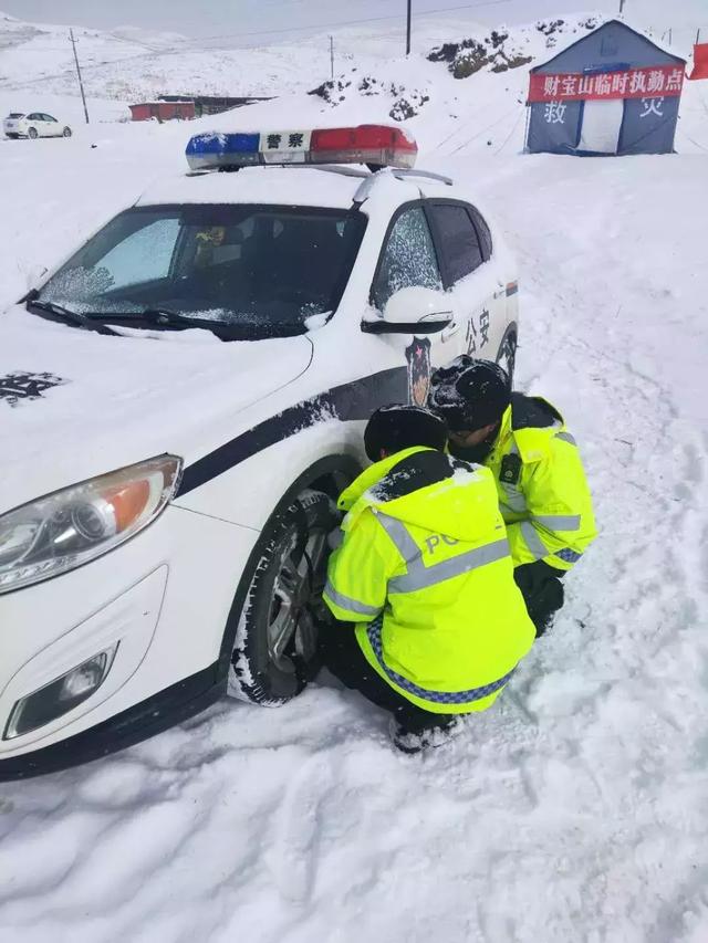甘南交警全力保障瞻佛节期间道路安全畅通