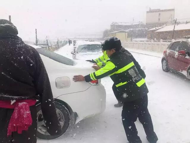 甘南交警全力保障瞻佛节期间道路安全畅通