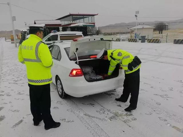 甘南交警全力保障瞻佛节期间道路安全畅通