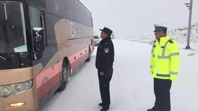 甘南交警全力保障瞻佛节期间道路安全畅通