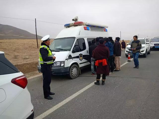 甘南交警全力保障瞻佛节期间道路安全畅通