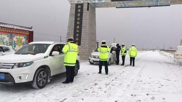 甘南交警全力保障瞻佛节期间道路安全畅通