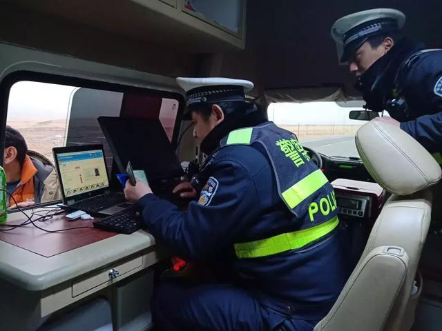 甘南交警全力保障瞻佛节期间道路安全畅通