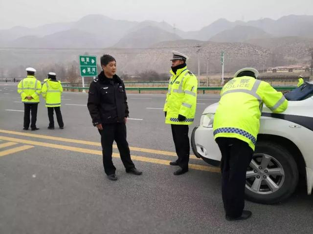 甘南交警全力保障瞻佛节期间道路安全畅通