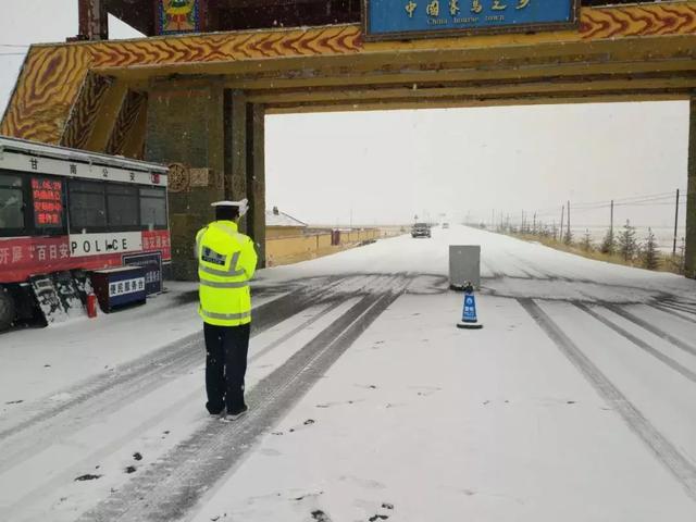甘南交警全力保障瞻佛节期间道路安全畅通