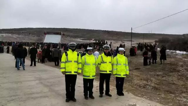 甘南交警全力保障瞻佛节期间道路安全畅通