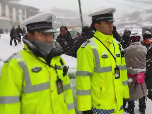 甘南交警全力保障瞻佛节期间道路安全畅通
